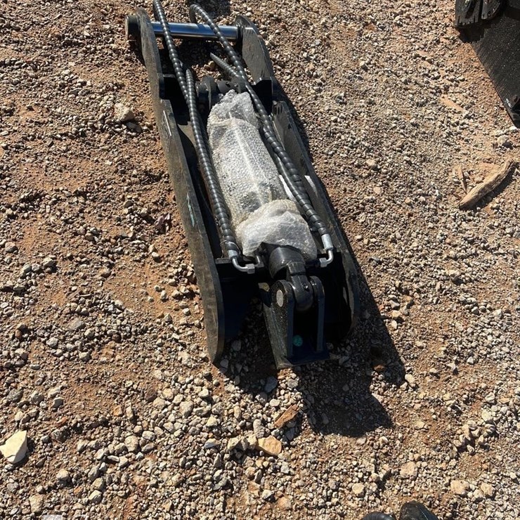 FUTURE 7T 46IN HYDRAULIC THUMB CLAMP