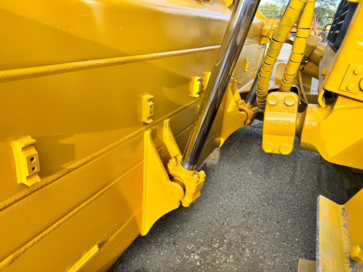 2019-caterpillar-d8t-image-38