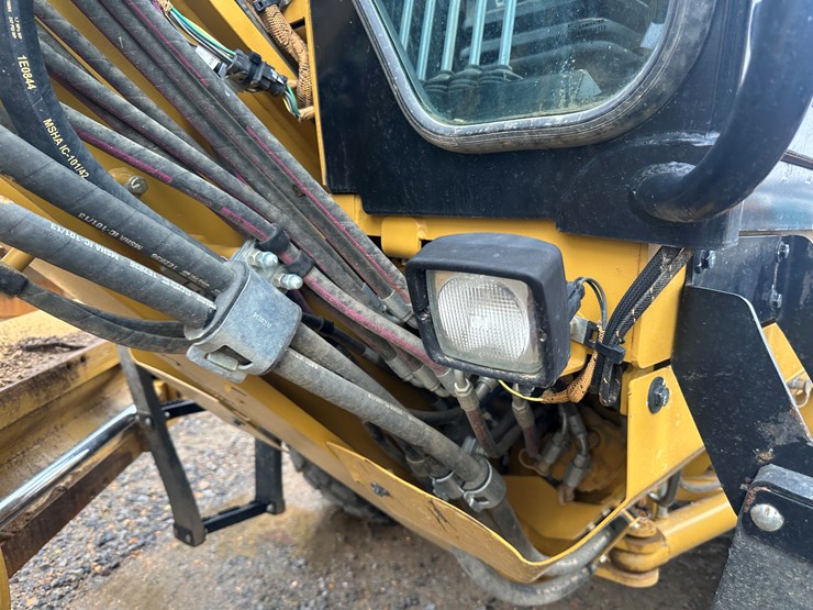 2022-caterpillar-140gc-awd-image-33