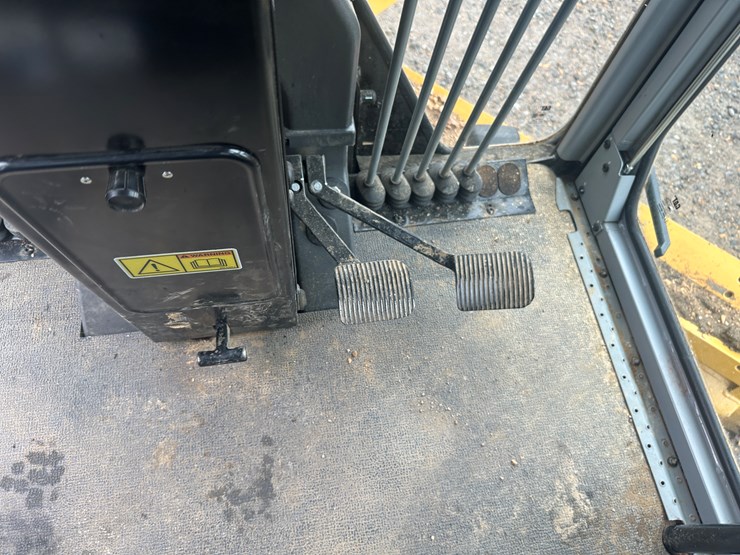 2022-caterpillar-140gc-awd-image-102