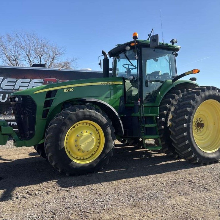 JOHN DEERE 8230