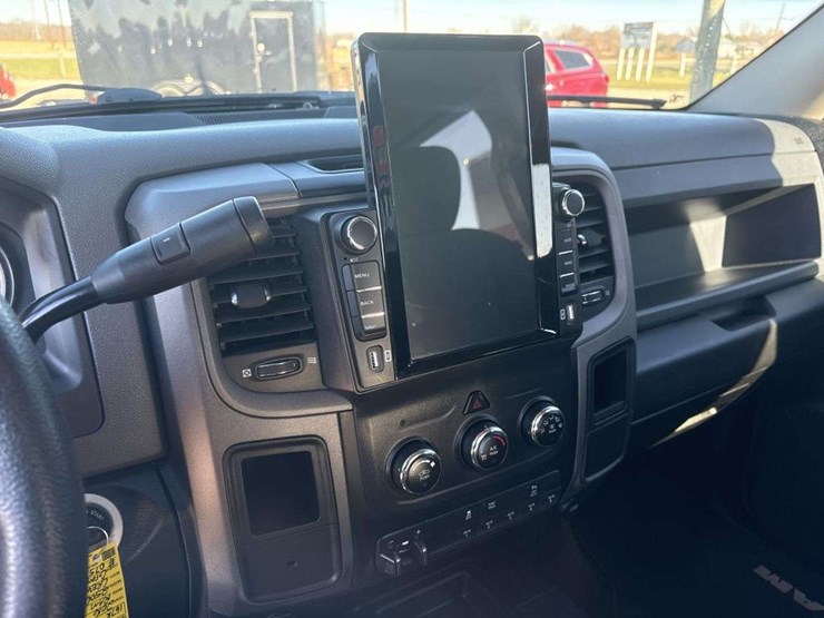 2016-dodge-2500-image-25