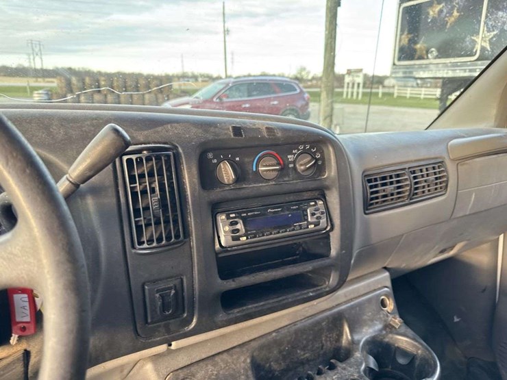 2001-chevrolet-express-g2500-image-26