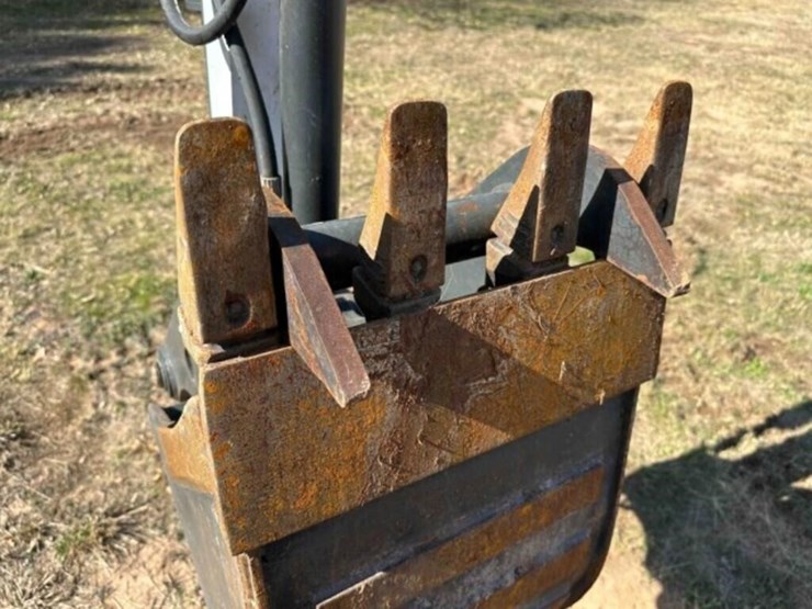 5802024-bobcat-e38-mini-excavator-image-13