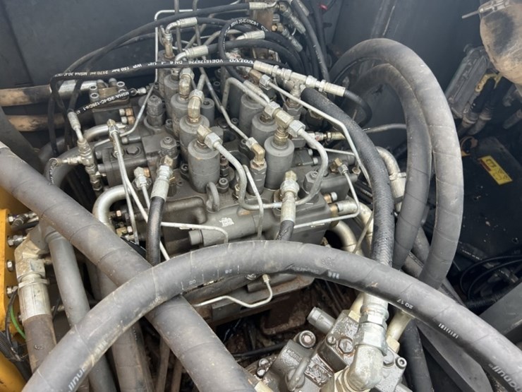 2017-volvo-ec220el-image-40