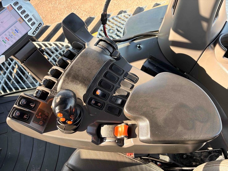 2020-agco-mt875e-large-frame-row-crop-track-tractor-image-37