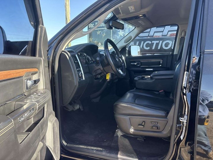 2015-ram-2500-laramie-image-21