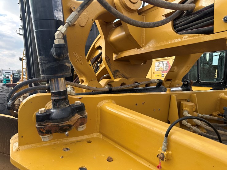 2022-caterpillar-140gc-image-45