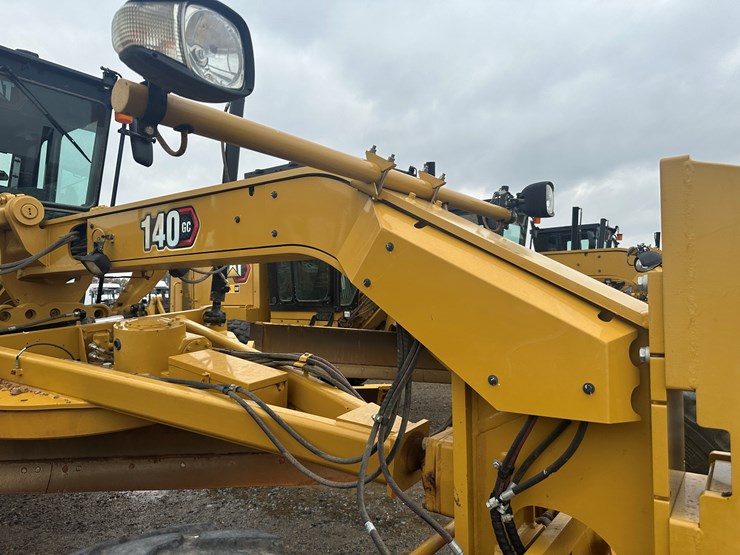 2022-caterpillar-140gc-image-51