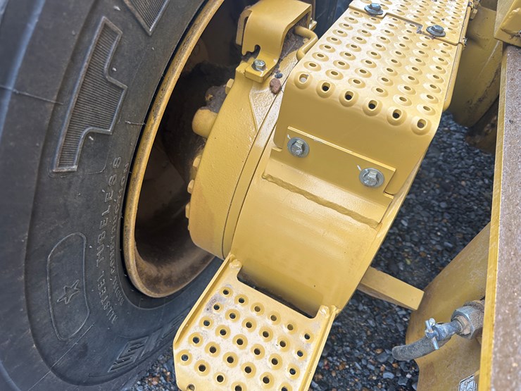 2022-caterpillar-140gc-image-14