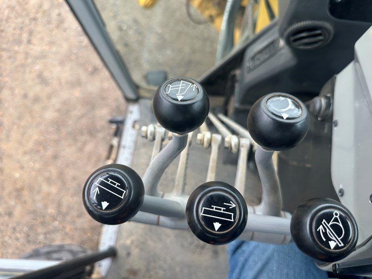 2022-caterpillar-140gc-awd-image-106