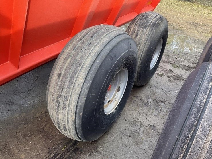 kuhn-slinger-8118-7'x16'-pull-pto-manure-spreader-image-10