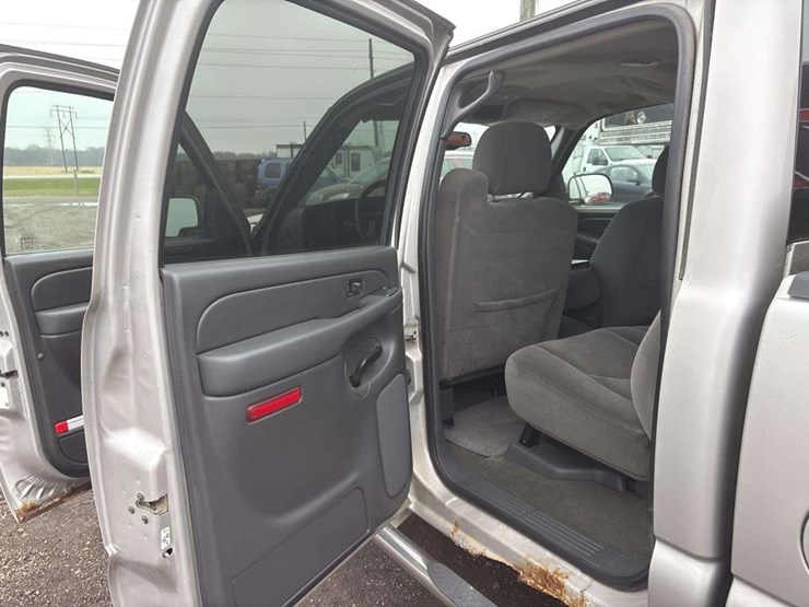 2006-chevrolet-k2500-image-14