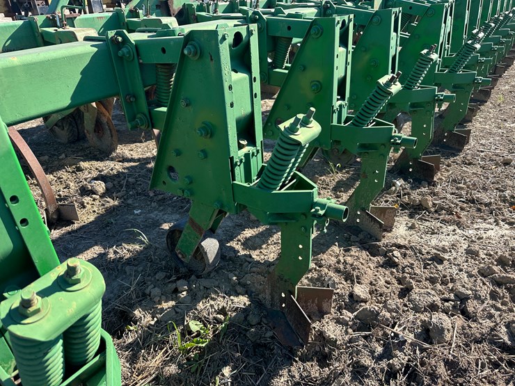 #33728-•-16-row-30"-cultivator-image-6