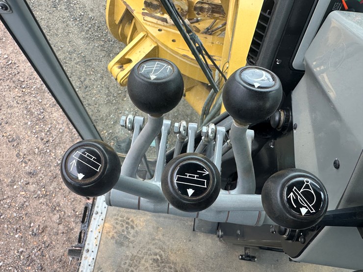 2022-caterpillar-140gc-image-97