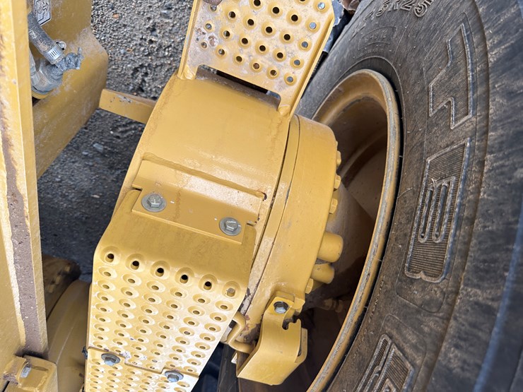 2022-caterpillar-140gc-image-14