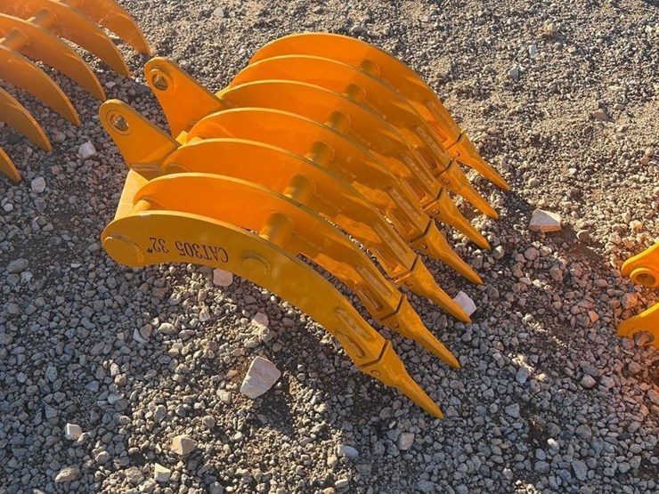 cat305-32in-ripper-rake-attachment-image-1