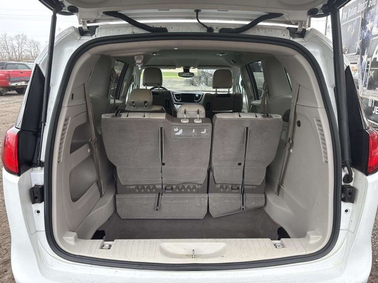 2017-chrysler-pacifica-image-16