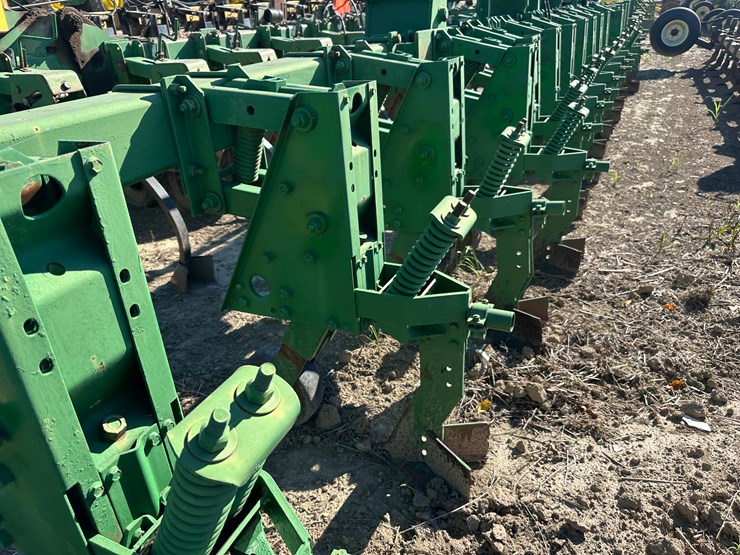 #33728-•-16-row-30"-cultivator-image-7