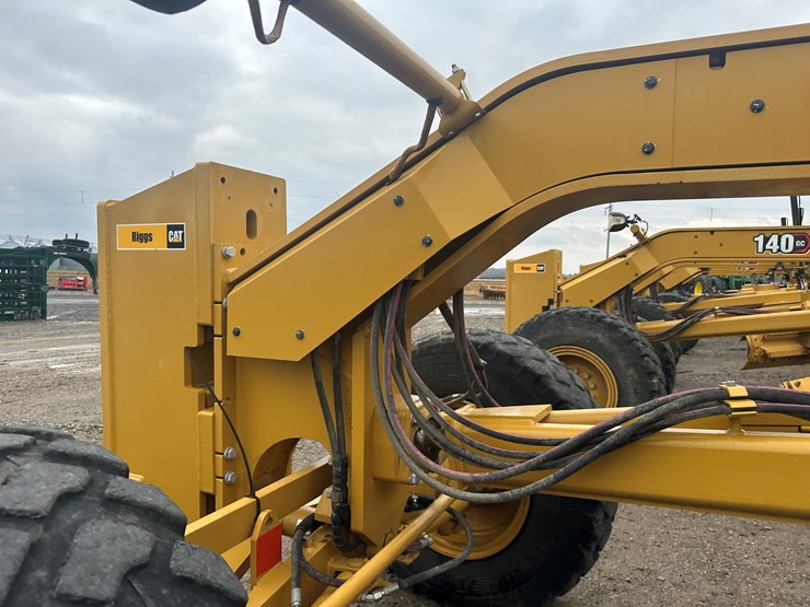 2022-caterpillar-140gc-image-39
