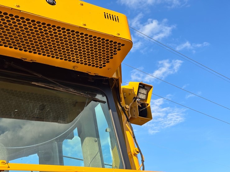 2019-caterpillar-d8t-image-54