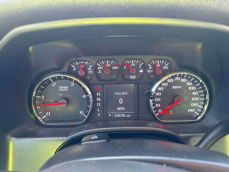 2018-chevrolet-silverado-3500hd-4x4-crew-cab-pickup-truck-image-12