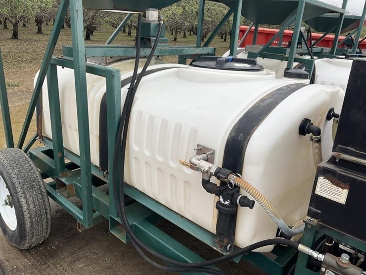 pbm-14'-400g-poly-mixing-tank-trailer-image-13