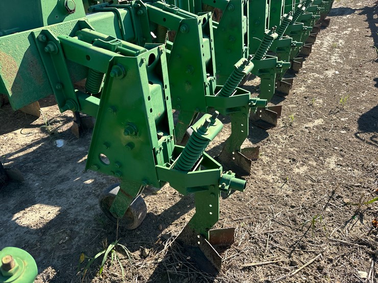 #33728-•-16-row-30"-cultivator-image-9