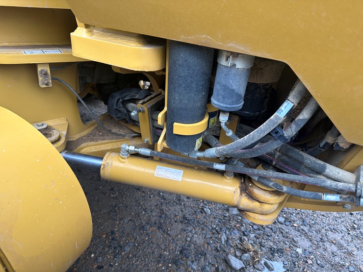 2022-caterpillar-140gc-awd-image-71