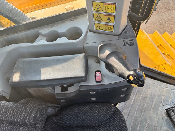 2019-caterpillar-d8t-image-42