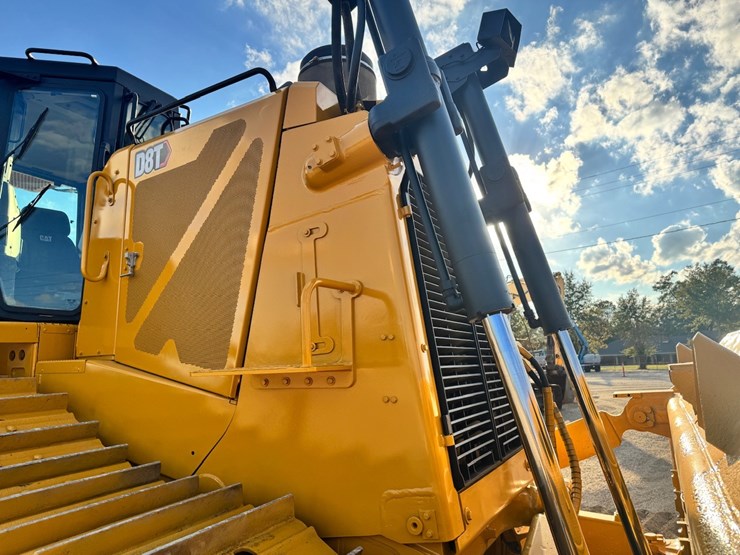 2019-caterpillar-d8t-image-11