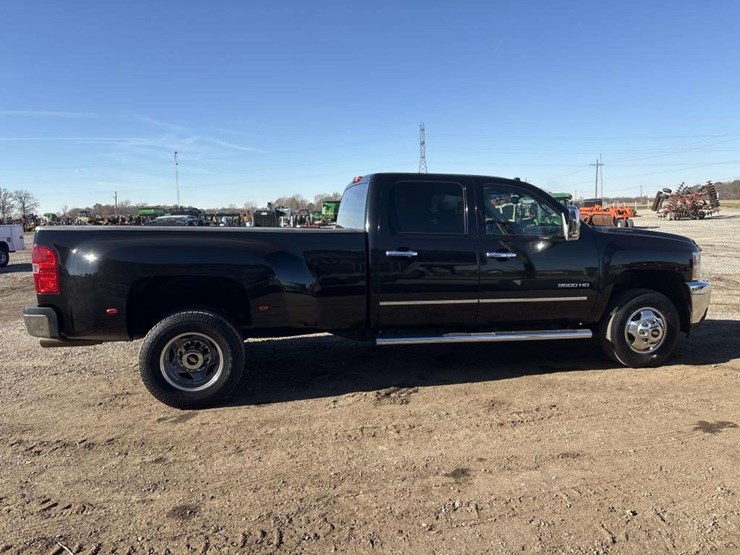 2013-chevrolet-3500hd-image-6