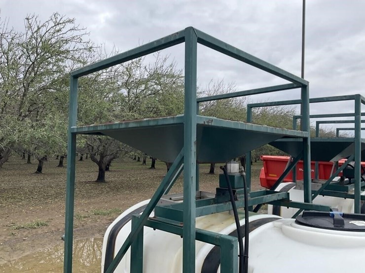 pbm-14'-400g-poly-mixing-tank-trailer-image-14