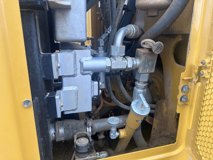 2022-caterpillar-140gc-awd-image-70