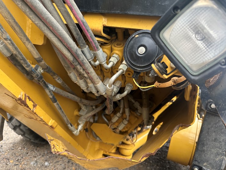 2022-caterpillar-140gc-image-32