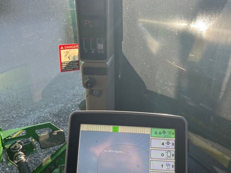 2014-john-deere-r4038-image-23