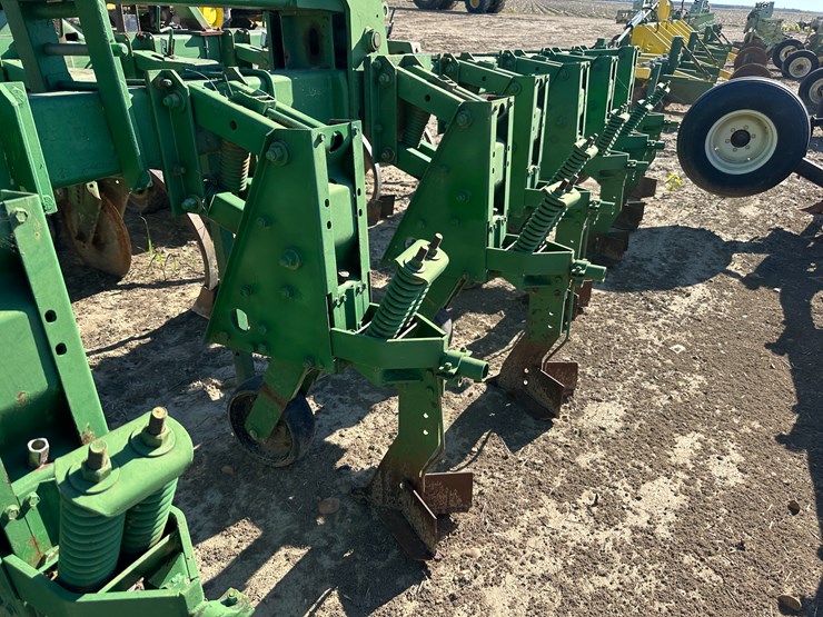 #33728-•-16-row-30"-cultivator-image-20