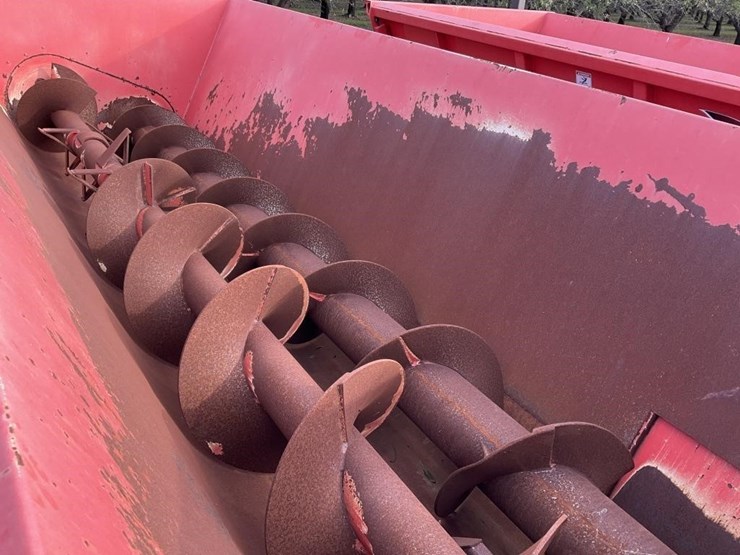 kuhn-slinger-8118-7'x16'-pull-pto-manure-spreader-image-7