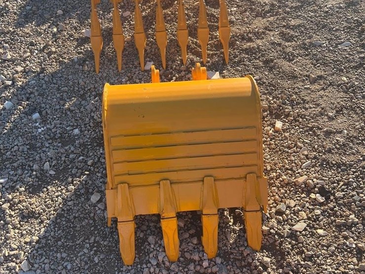 cat305-24in-excavator-bucket-image-2