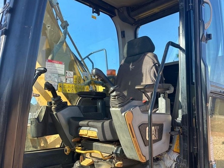 2018-caterpillar-320-image-25