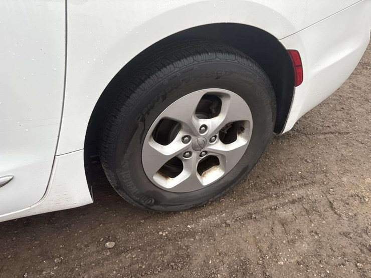 2017-chrysler-pacifica-image-9