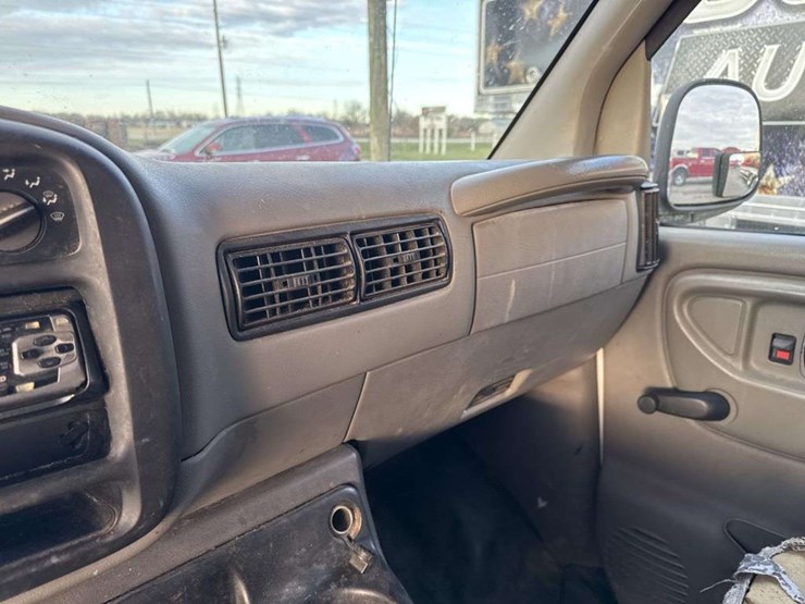 2001-chevrolet-express-g2500-image-27