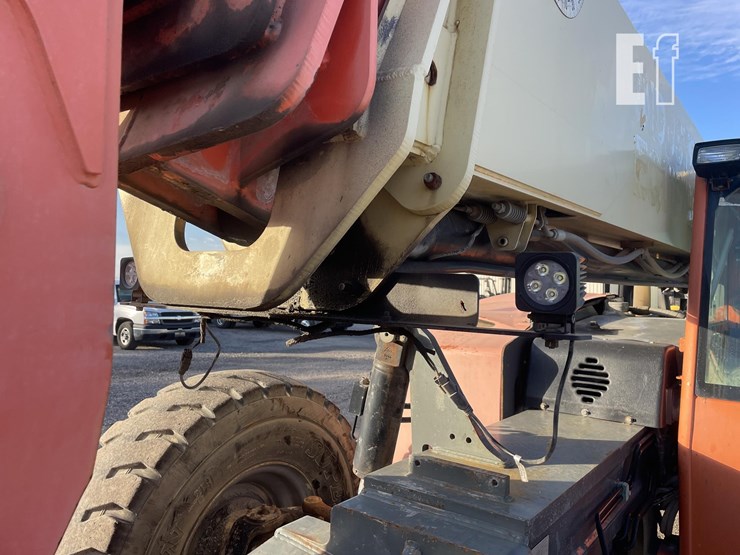 2011-jlg-g10-55a-image-4