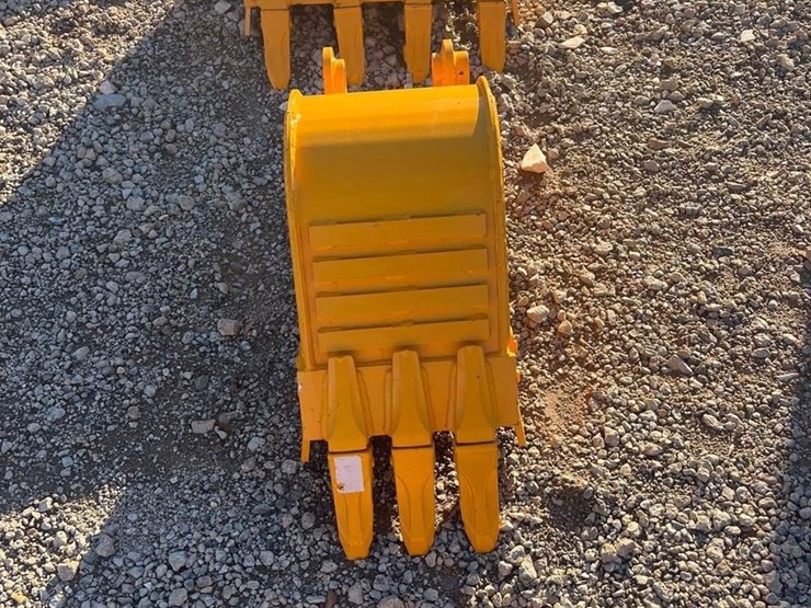 cat305-12in-excavator-buctet-image-2