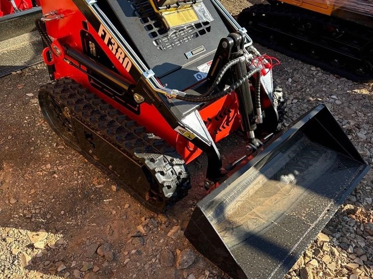 future-380-ride-on-mini-skid-steer-image-2