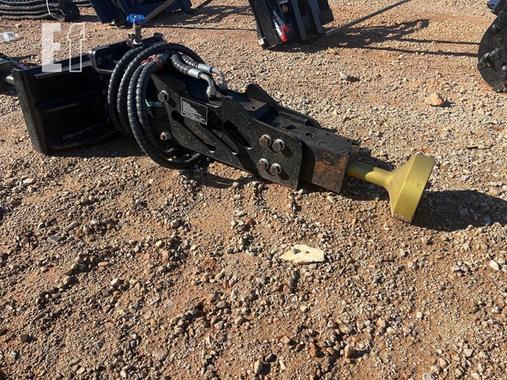 future-mini-skid-steer-hydraulic-pile-hammer-image-2