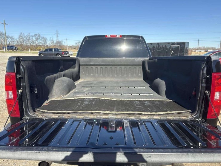 2013-chevrolet-3500hd-image-13