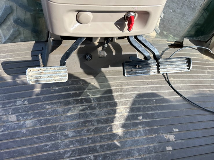 2010-john-deere-8285r-image-56