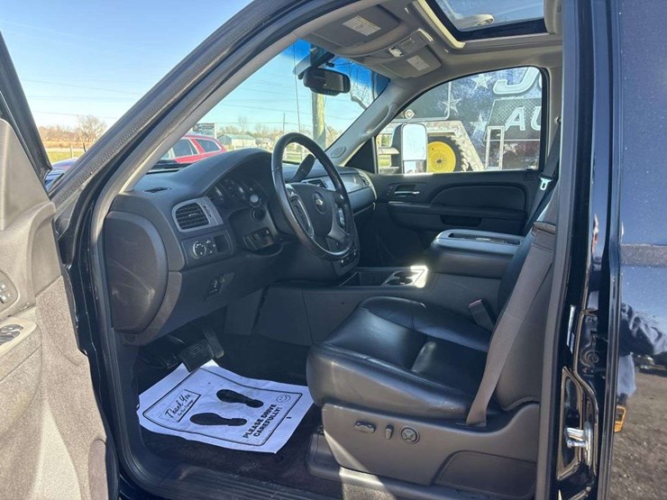 2013-chevrolet-3500hd-image-15