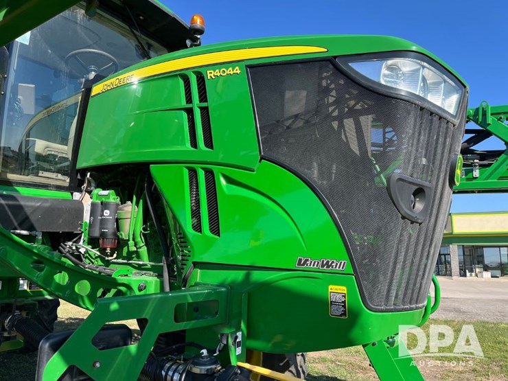 2021-john-deere-r4044-image-28